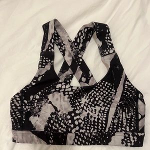 Black and white print sports bra (lulu lemon - size 6)